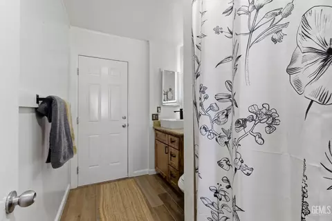 Bath - 2700 Steensen St, Mountain Mesa, CA 93240 photo 4 of 4