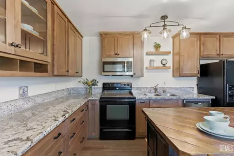 Kitchen - 2700 Steensen St, Mountain Mesa, CA 93240 photo 4 of 7