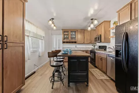 Kitchen - 2700 Steensen St, Mountain Mesa, CA 93240 photo 7 of 7