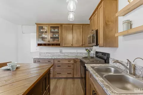 Kitchen - 2700 Steensen St, Mountain Mesa, CA 93240 photo 3 of 7