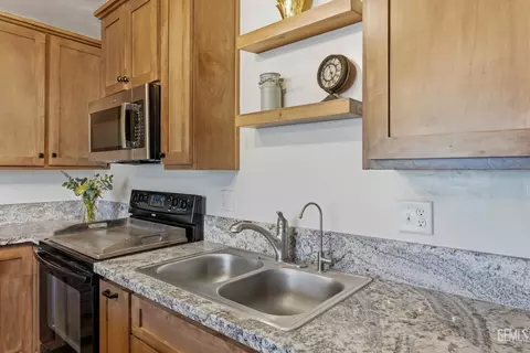 Kitchen - 2700 Steensen St, Mountain Mesa, CA 93240 photo 2 of 7