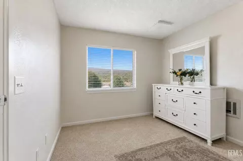 Bedroom - 2700 Steensen St, Mountain Mesa, CA 93240 photo 7 of 7