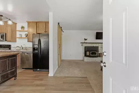 Entry Way - 2700 Steensen St, Mountain Mesa, CA 93240 photo 1 of 1