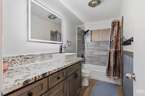 Bath - 2700 Steensen St, Mountain Mesa, CA 93240 photo 1 of 4