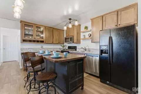 Kitchen - 2700 Steensen St, Mountain Mesa, CA 93240 photo 6 of 7