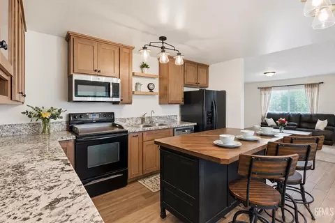 Kitchen - 2700 Steensen St, Mountain Mesa, CA 93240 photo 5 of 7