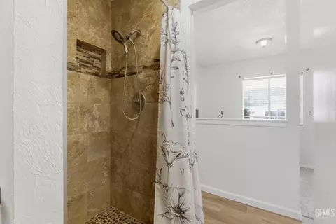 Bath - 2700 Steensen St, Mountain Mesa, CA 93240 photo 3 of 4