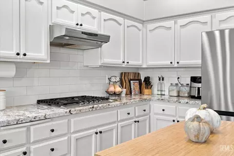 Kitchen - 15954 Screaming Eagle Ave, Bakersfield, CA 93314 photo 5 of 6