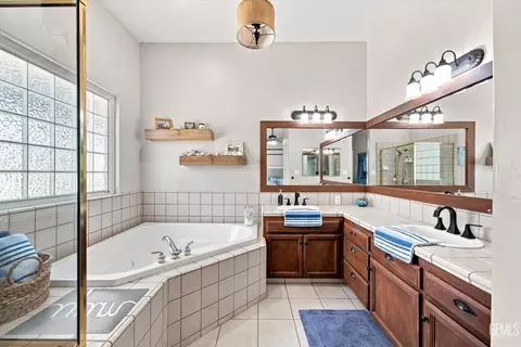 Bath - 15954 Screaming Eagle Ave, Bakersfield, CA 93314 photo 1 of 5