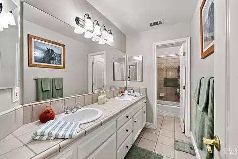 Bath - 15954 Screaming Eagle Ave, Bakersfield, CA 93314 photo 4 of 5