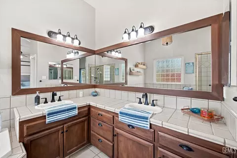 Bath - 15954 Screaming Eagle Ave, Bakersfield, CA 93314 photo 2 of 5