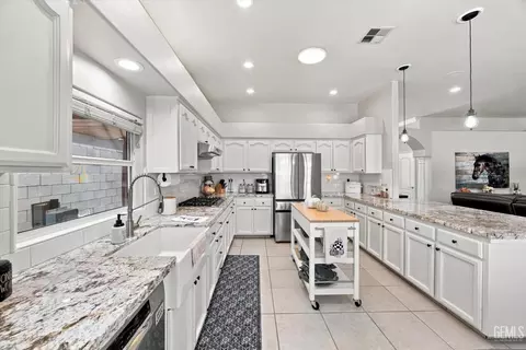 Kitchen - 15954 Screaming Eagle Ave, Bakersfield, CA 93314 photo 4 of 6