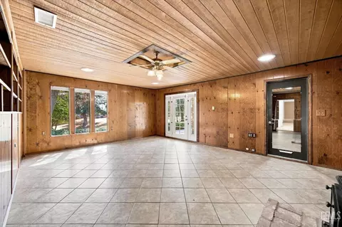 Living - 22308 Corral Ct, Tehachapi, CA 93561 photo 3 of 5