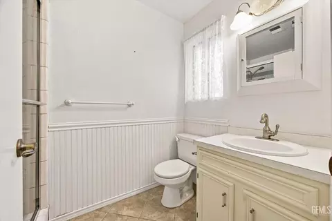 Bath - 22308 Corral Ct, Tehachapi, CA 93561 photo 1 of 3