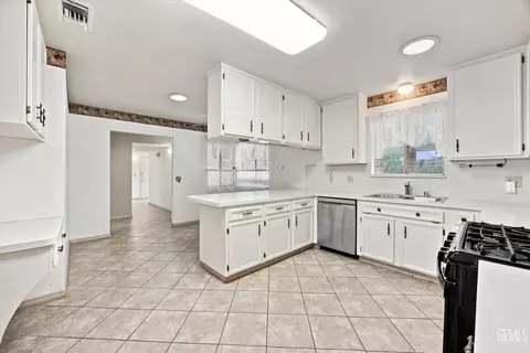 Kitchen - 22308 Corral Ct, Tehachapi, CA 93561 photo 4 of 4