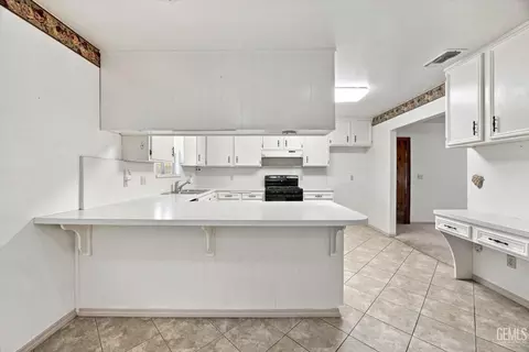 Kitchen - 22308 Corral Ct, Tehachapi, CA 93561 photo 2 of 4