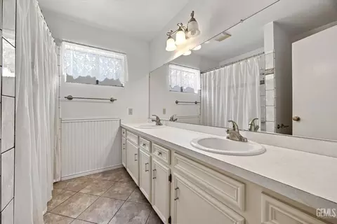 Bath - 22308 Corral Ct, Tehachapi, CA 93561 photo 3 of 3