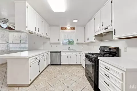 Kitchen - 22308 Corral Ct, Tehachapi, CA 93561 photo 3 of 4