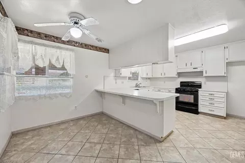 Kitchen - 22308 Corral Ct, Tehachapi, CA 93561 photo 1 of 4