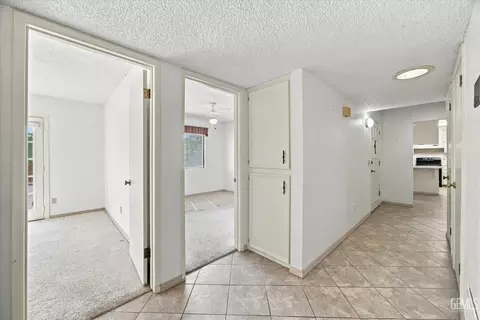 Entry Way - 22308 Corral Ct, Tehachapi, CA 93561 photo 2 of 2