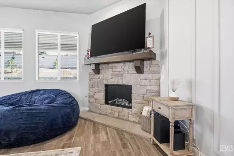 Living - 410 Rosehaven Ln, Tehachapi, CA 93561 photo 1 of 1