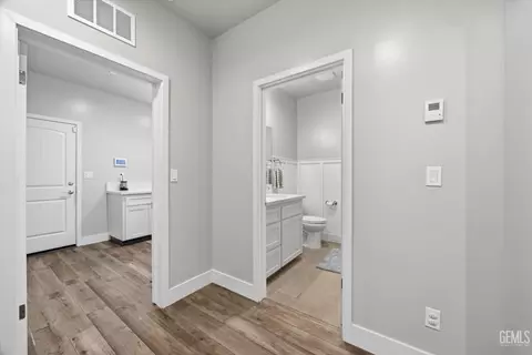 Entry Way - 410 Rosehaven Ln, Tehachapi, CA 93561 photo 14 of 15