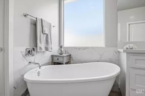 Bath - 410 Rosehaven Ln, Tehachapi, CA 93561 photo 1 of 1