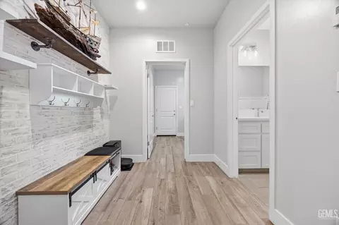 Entry Way - 410 Rosehaven Ln, Tehachapi, CA 93561 photo 12 of 15