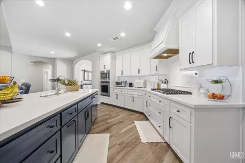 Kitchen - 410 Rosehaven Ln, Tehachapi, CA 93561 photo 8 of 9