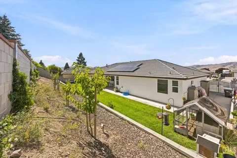 Exterior - 410 Rosehaven Ln, Tehachapi, CA 93561 photo 11 of 12