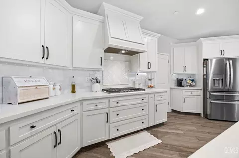 Kitchen - 410 Rosehaven Ln, Tehachapi, CA 93561 photo 6 of 9