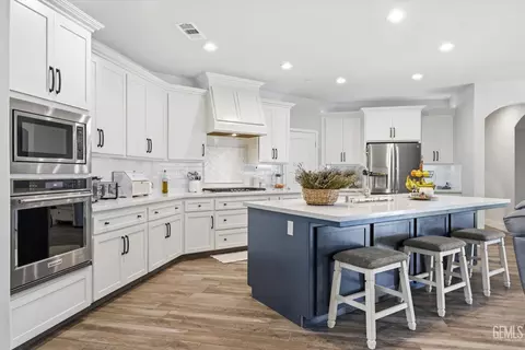 Kitchen - 410 Rosehaven Ln, Tehachapi, CA 93561 photo 2 of 9
