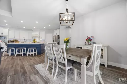 Dining - 410 Rosehaven Ln, Tehachapi, CA 93561 photo 2 of 3