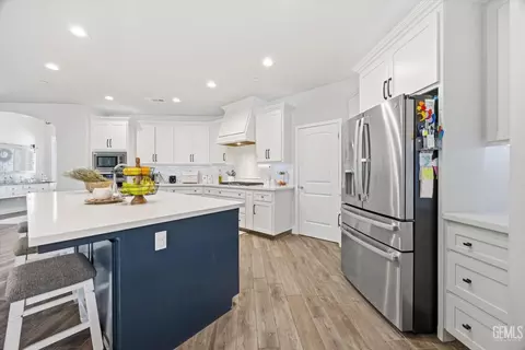 Kitchen - 410 Rosehaven Ln, Tehachapi, CA 93561 photo 4 of 9