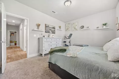 Bedroom - 410 Rosehaven Ln, Tehachapi, CA 93561 photo 5 of 10