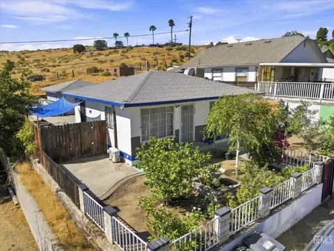 Exterior - 523 F St, Taft, CA 93268 photo 3 of 8