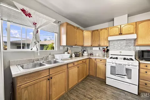 Kitchen - 523 F St, Taft, CA 93268 photo 2 of 2
