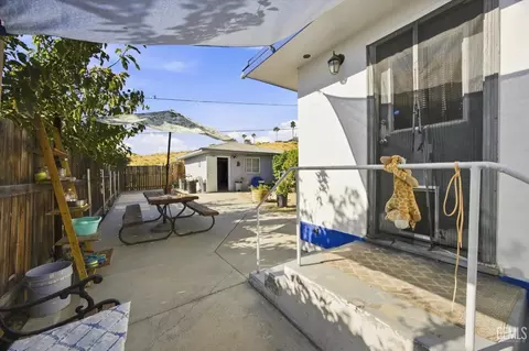 Exterior - 523 F St, Taft, CA 93268 photo 4 of 8