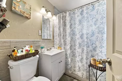 Bath - 523 F St, Taft, CA 93268 photo 1 of 1