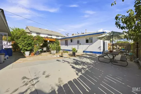 Exterior - 523 F St, Taft, CA 93268 photo 7 of 8