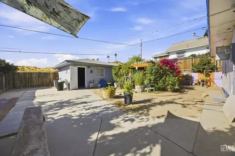 Exterior - 523 F St, Taft, CA 93268 photo 5 of 8