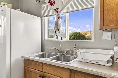 Other - 523 F St, Taft, CA 93268 photo 2 of 4