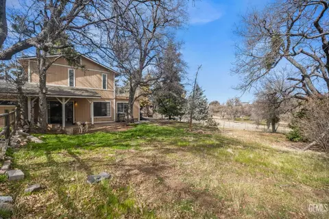 Exterior - 18260 Alps Dr, Tehachapi, CA 93561 photo 6 of 8