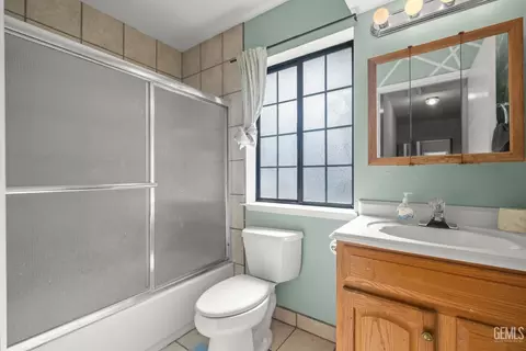 Bath - 18260 Alps Dr, Tehachapi, CA 93561 photo 2 of 2