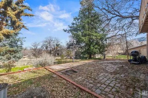 Exterior - 18260 Alps Dr, Tehachapi, CA 93561 photo 2 of 8