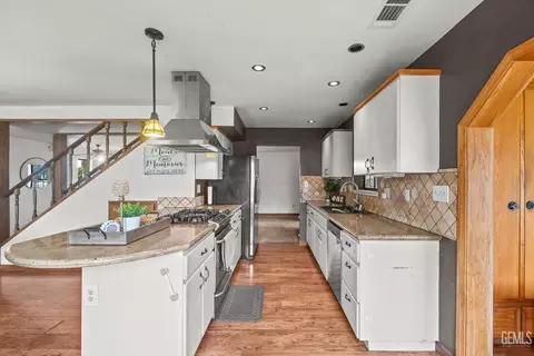 Kitchen - 18260 Alps Dr, Tehachapi, CA 93561 photo 3 of 4