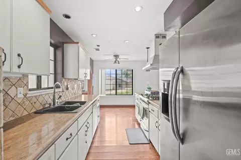Kitchen - 18260 Alps Dr, Tehachapi, CA 93561 photo 2 of 4