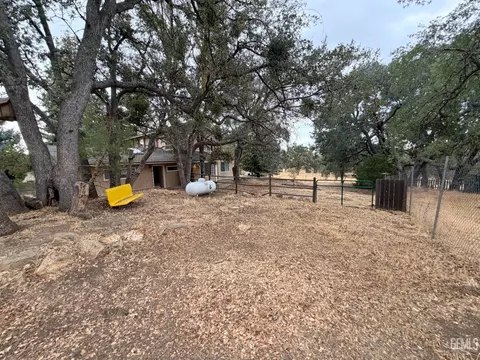 Exterior - 18260 Alps Dr, Tehachapi, CA 93561 photo 7 of 8