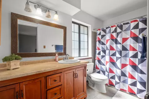 Bath - 18260 Alps Dr, Tehachapi, CA 93561 photo 1 of 2
