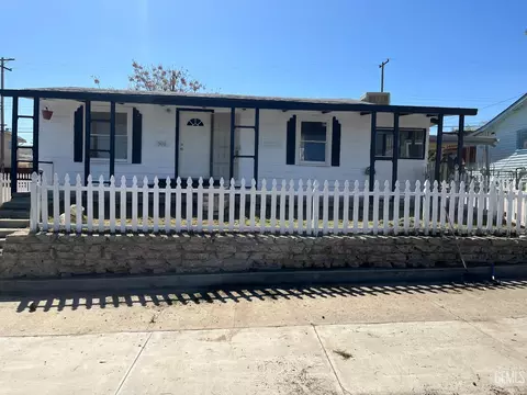 Exterior - 301 D St, Taft, CA 93268 photo 1 of 3